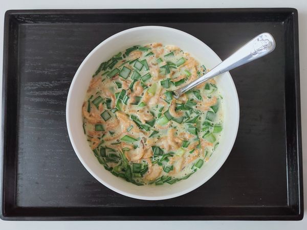 倒入炒香的櫻花蝦、切好的韭菜末拌勻。