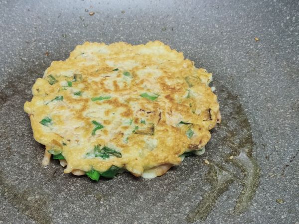 定型後翻面續煎，直至熟成。