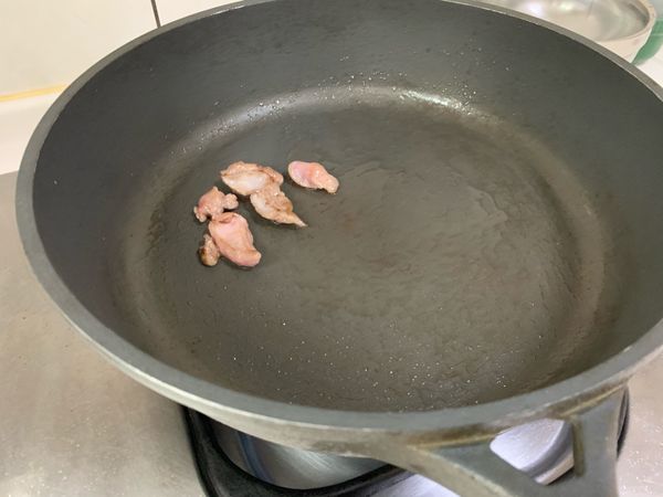 熱鍋將多餘的牛油煸出油