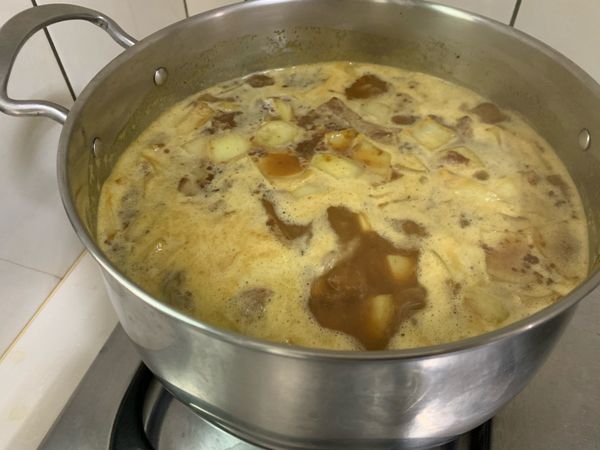 待滾放入咖喱塊使之融化
並撈除表面浮沫
大火3分鐘後轉小火蓋鍋蓋燉10分鐘