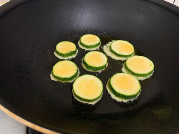 櫛瓜切約0.7公分厚
沾取蛋液雙面煎熟備用