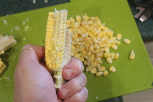 玉米會直裂成兩三段，就可以輕易剝下完整的玉米粒。試過幾種，水果玉米心較軟，很容易達成，黃玉米就需費力一些。