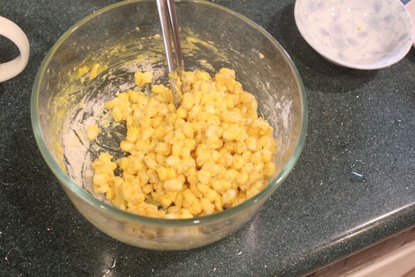 拌勻成有黏性的玉米粒餡。