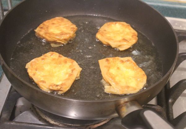 .翻面再炸半分鐘就可以起鍋濾油。