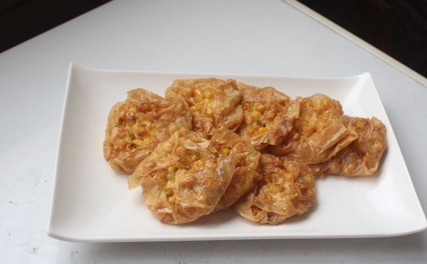 玉米甘甜、豆皮有豆香，熱熱冷冷都好吃。