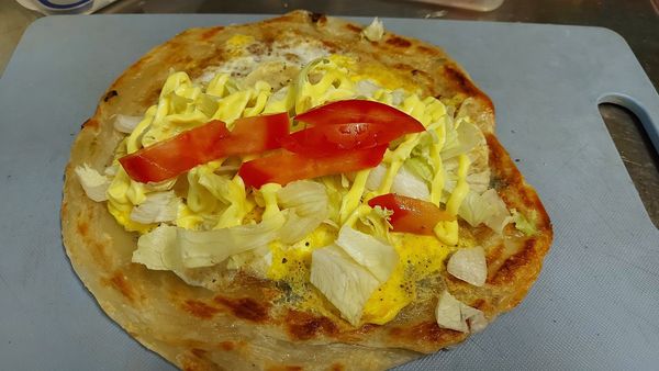 先將結球萵苣絲鋪底，擠上蜂蜜芥末醬
放上牛番茄