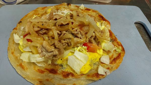 最後放進洋蔥豬肉絲   再撒些黑胡椒粉