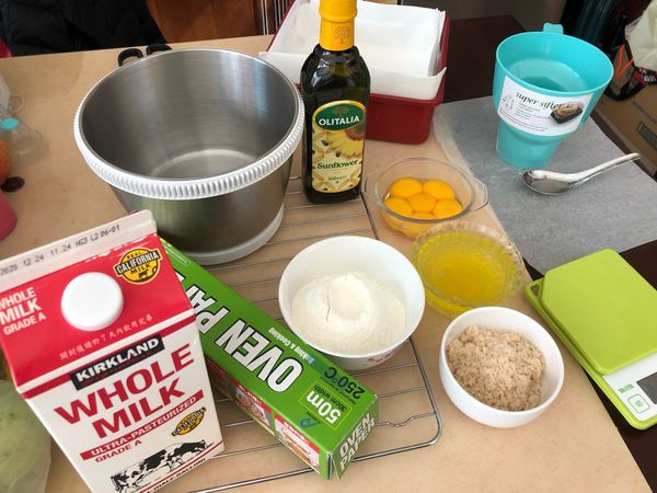 先把所有材料準備齊全，雞蛋要把蛋白、蛋黃分開，低筋麵粉過篩