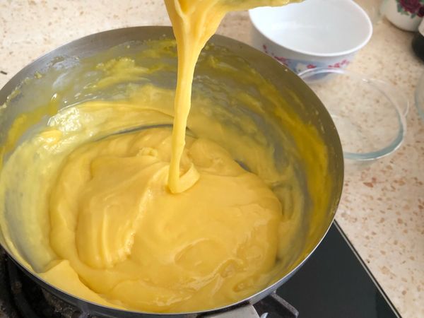 玄米油加熱到有油紋（約80度左右）關火加入低筋麵粉攪拌，拌勻後加入鮮奶，最後將蛋黃加入拌均（蓋上一塊布減少蛋黃糊接觸空氣太久表面會有硬硬的膜）