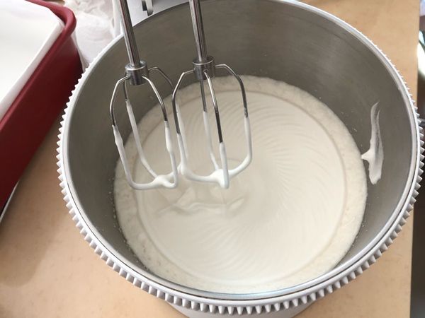 開始打蛋白囉！盆子裡要乾淨不能有油或水，加入蛋白...三溫糖分三次加入，電動攪拌器攪拌至蛋白有彎勾，溼性發泡即可