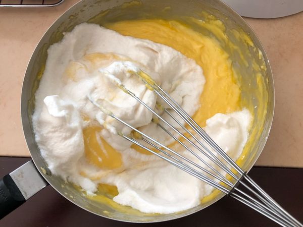 將1/3的蛋白霜加入蛋黃糊拌均，之後再把蛋黃糊加入剩下的蛋白霜盆子內拌均（不要過度攪拌喔！會消泡的）拌均後就可以倒入烤模囉！