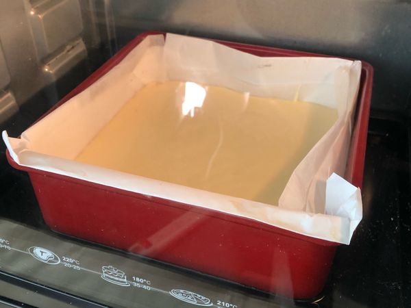 送入烤箱囉！水浴法，上下火150度 ，烤60-70分鐘 （怕表面上色太深、中途約15分鐘鋪上一層鋁箔紙，等最後要出爐前10分鐘就把鋁箔紙取出）