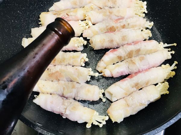 豬肉煎到變白後翻面加入米酒