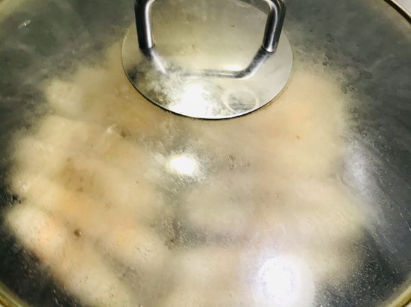 蓋上鍋蓋悶熟，金針菇會出水所以不用另外再加水