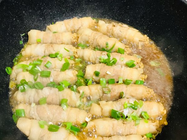 起鍋前撒上蔥和芝麻粒就完成了