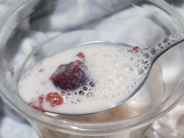 將草莓果醬加入牛奶
攪拌一下即可