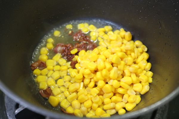 加入罐頭玉米粒