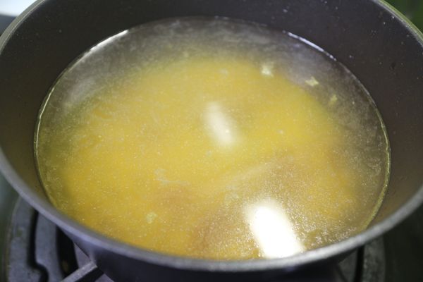 倒入700CC的水煮滾