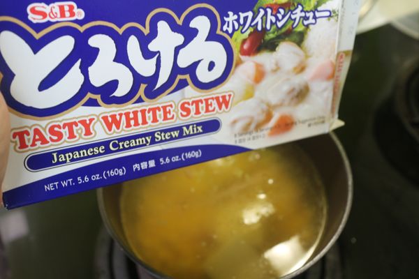 加入3格的S&amp;B特樂口濃郁白醬燴飯塊