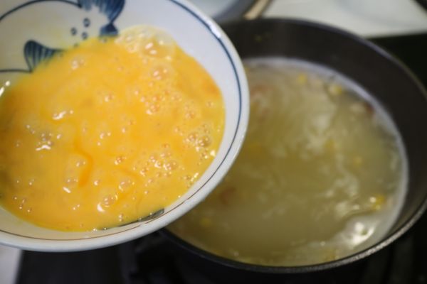 煮到白醬燴飯塊都融化了後,在淋上蛋汁