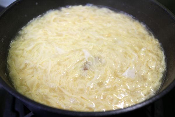 打成蛋花的模樣真的很療育 哈,試一下味道,因為白醬燴飯塊已經有鹹度了,所以可以微調自己家中喜歡的味道