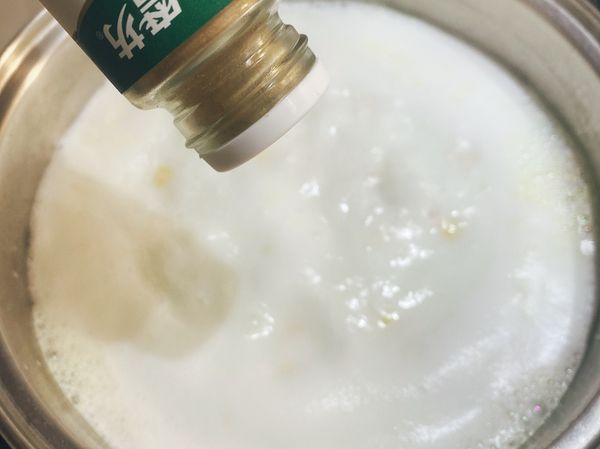 水滾後加入胡椒鹽或粉

再加鹽調味