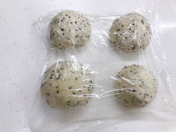 冷藏麵團拿出稍微排氣拍打
之後方4等份揉圓
蓋上保鮮膜鬆弛15分鐘