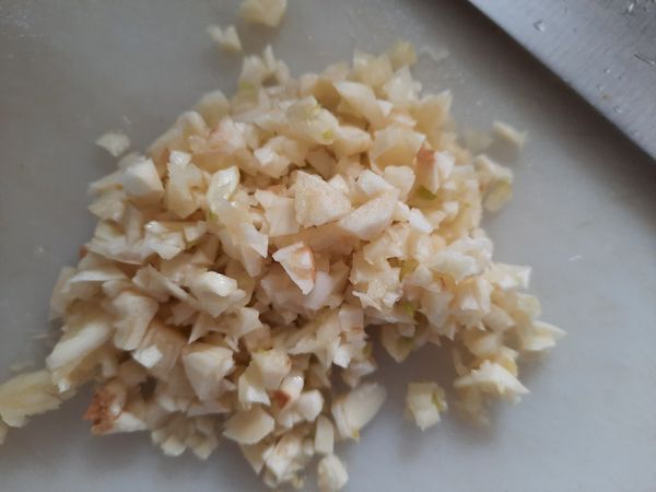 蒜頭切碎，備用。