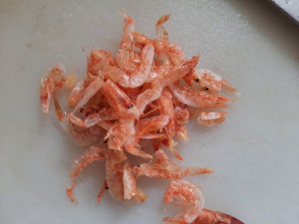 櫻花蝦切碎備用。