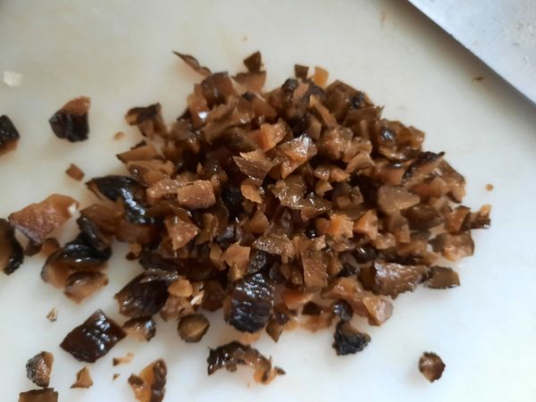 大茂黑瓜罐頭打開，湯汁倒入乾淨的鍋子裡，黑瓜切碎倒入鍋中。