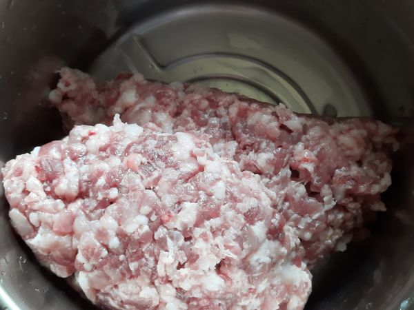 餃肉放入鍋中。