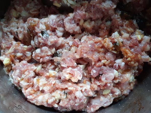 把所有備用的食材放入鍋子裡。