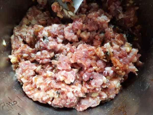 放入適量的醬油和少許烏醋。