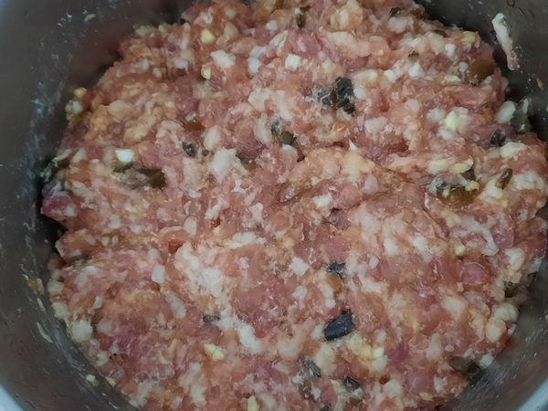 加入一碗水攪拌均勻後，放入電鍋裡，外鍋水兩杯。