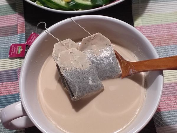 如果覺得牛奶不夠熱，可再連茶包一起去微波，茶味會更香。