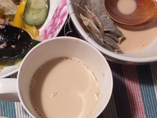 吃早餐，配上熱騰騰又香香的鮮奶茶，好幸福喔！😘😘😘