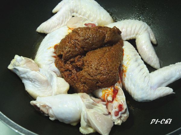 雞翅洗淨切兩段,不放油煎兩面微焦,放入辣咖哩即煮醬