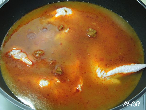 加入3杯水,蓋鍋蓋煮到雞翅熟軟