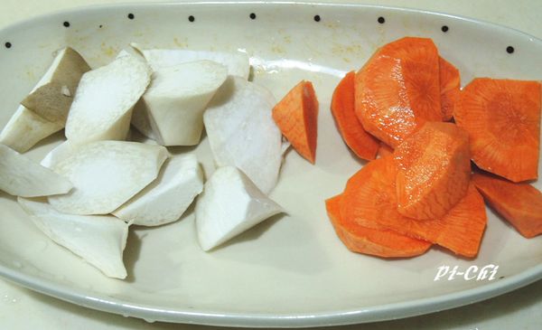 杏胞菇和紅蘿蔔切塊