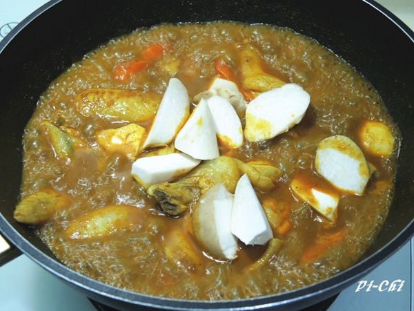 放切塊的杏胞菇和紅蘿蔔下去煮