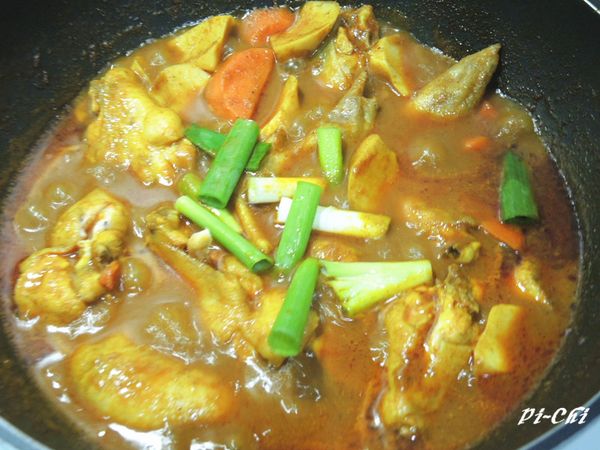 中小火讓整個湯汁煮到濃稠,最後放上蔥段