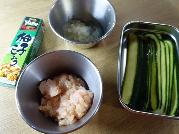 製作前先將洋蔥磨成泥狀，雞肉利用刀子刮一下剁一剁變成絞肉狀，櫛瓜利用刨刀刨成薄片