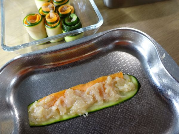 將櫛瓜與胡蘿蔔片重疊鋪上雞肉泥捲起來