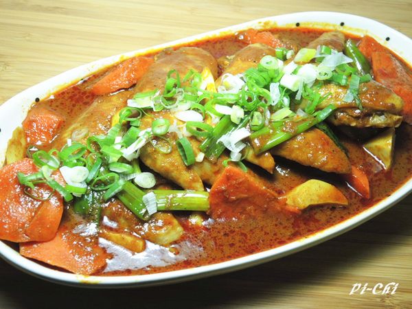 辣又帶勁的咖哩雞翅很下飯喔~