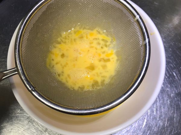 將蛋打散，太白粉兑水攪勻後，倒入蛋液內拌勻，再過篩備用。