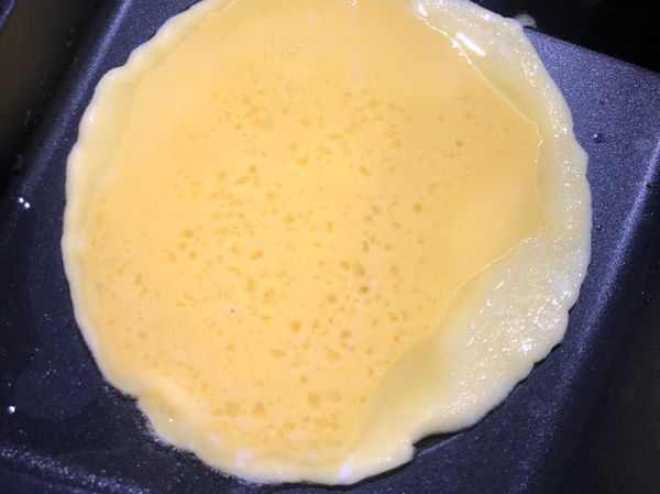 用小火，倒入蛋液，邊緣蛋液稍微凝固就要立刻放肉餡。