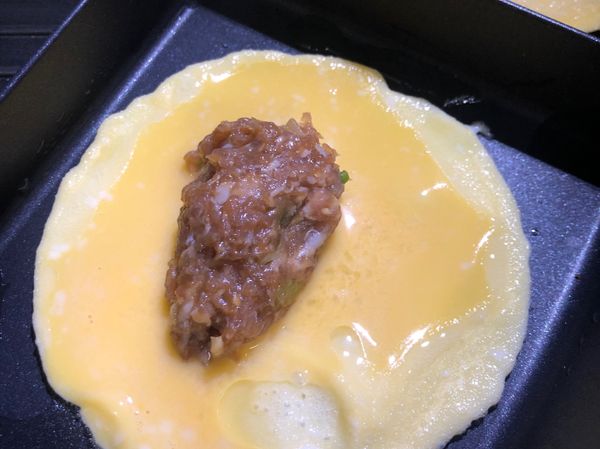 肉餡不要放在正中間，稍微靠邊一些比較好對摺，，趁蛋液尚未完全凝固就需對摺，這樣才能讓封口黏起來。