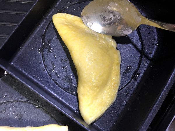 對摺後，使用湯匙輕輕壓一下邊緣使其更加密合。