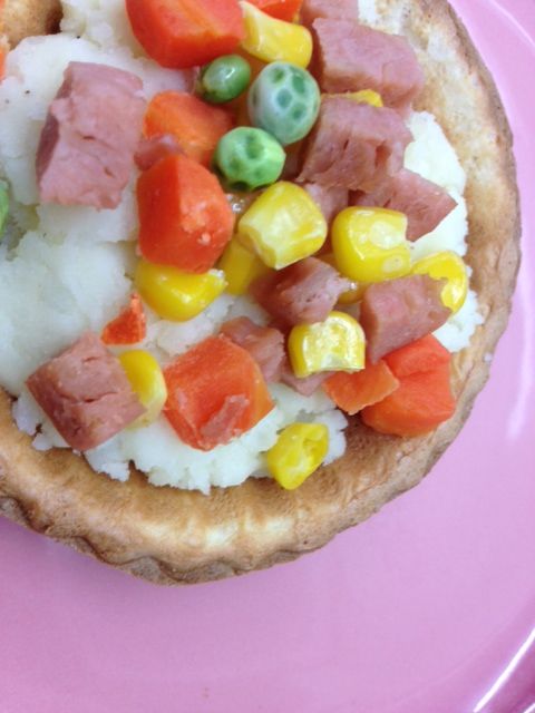 將1/2的馬鈴薯與其他材料拌勻填入塔模