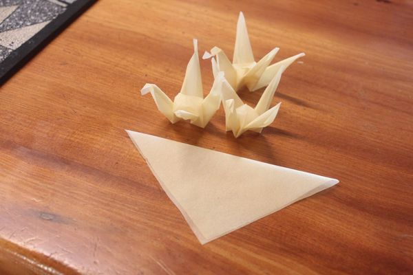 千張豆皮割成四等分方形，摺出紙鶴。